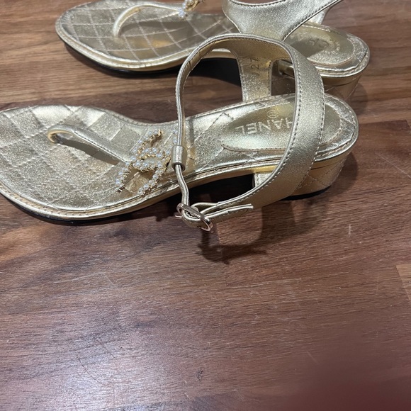 CHANEL SS 2022, Gold & Pearl CC leather sandals, NWT ( NEVER WORN) - Picture 9 of 10